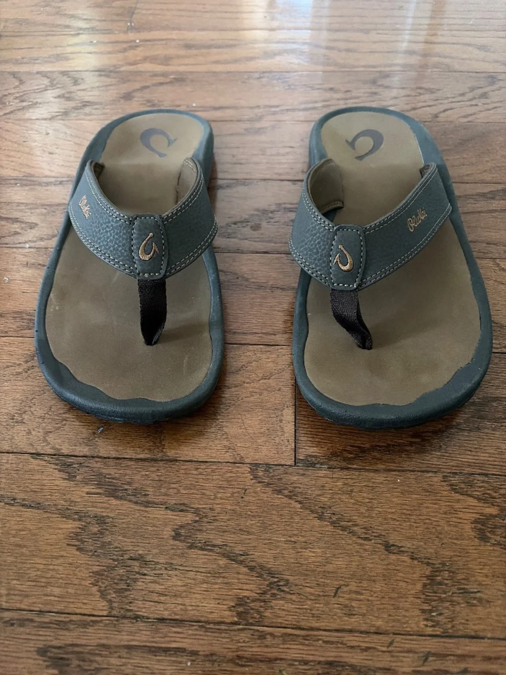 Men’s size 10M Olu Kai Brown flip flops